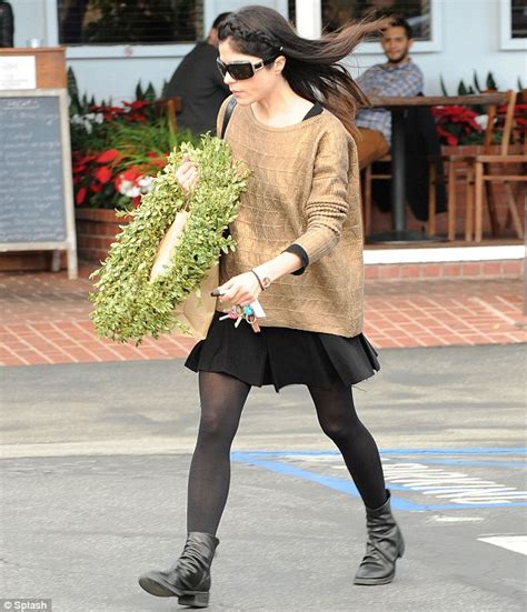 Skinny Selma Blair sneaks a cigarette as she shops by herself in。